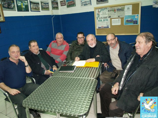 Albert Gironell Roig a la firma amb el president de la Fundació Esportiva Grama, Antonio Morales, el doctor Germán Rosales a la Sala VIP del Nou Municipal de Santa Coloma