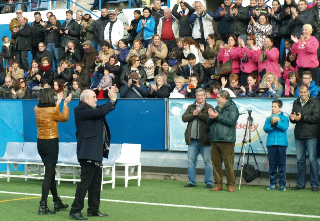 Momento de agradecimiento a la gradería de la alcaldesa Núria Parlon y el presidente FEGrama Antonio Morales