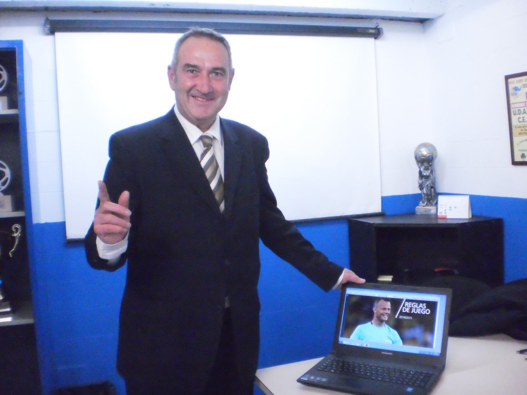 Ernesto Oliván a l'aula de formació on imparteix les seves classes de regles de joc.