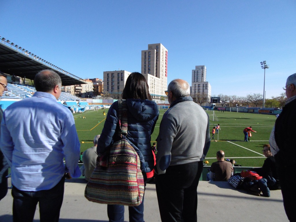 Núria Parlon observa els petits jugadors acompanyada per Germán Rosales i Antonio Morales.
