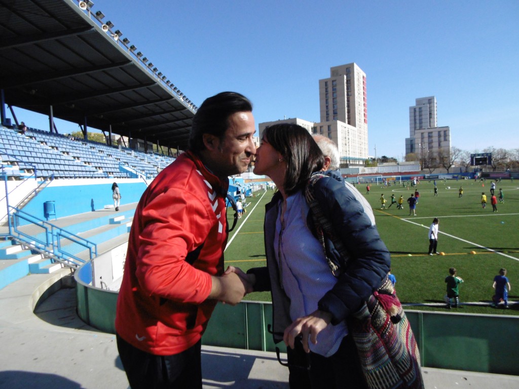 J.Ramón Carranza saluda a l'Alcaldessa Núria Parlon que el felicita per l'Ascens a Tercera Catalana.