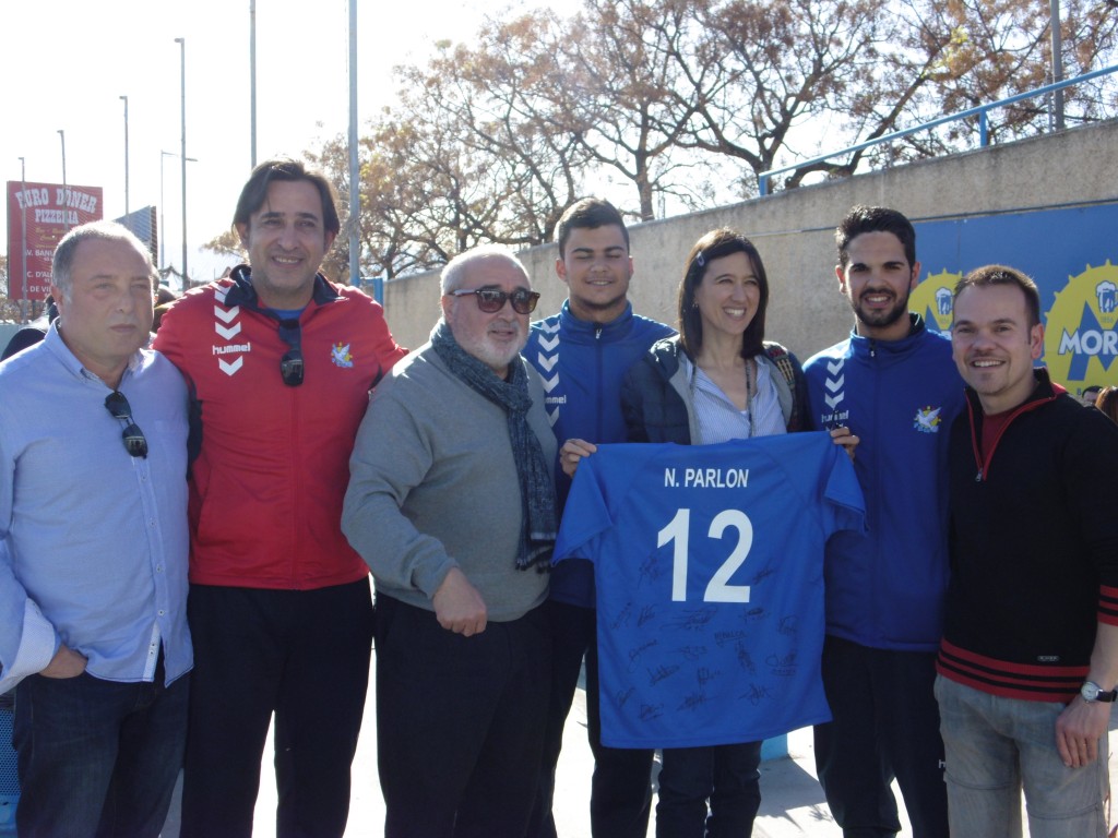 L'Alcaldessa posa amb la samarreta conmemorativa de l'Ascens de la F.E.G. A la foto d'esquerra a dreta: Gerrmán Rosales, J.Ramón Carranza,m Antonio Morales, Carlos Balcarreras, Núria Parlon, Kevin Rodríguez y Daniel Borrallo.
