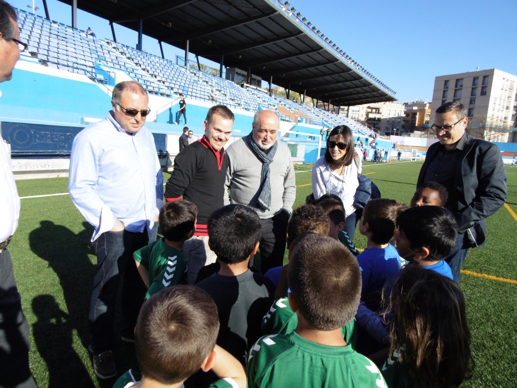 L'Alcaldessa saluda als petits jugadors de l'Escoleta. A la foto, d'esquerra a dreta: J.A. Escribano (de perfil), Germán Rosales, Daniel Borrallo, Antonio Morales, Núria Parlon i Esteve Serrano.