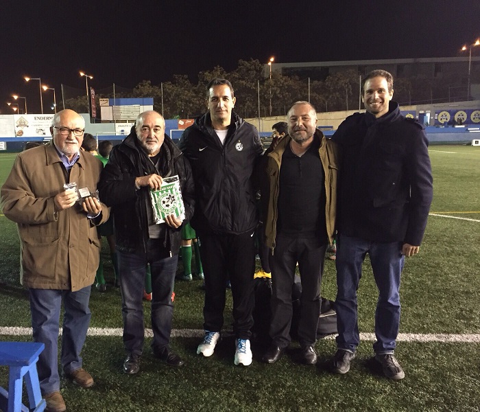 Maccabi va lliurar una placa commemorativa al nostre president. D'esquerra a dreta: Manolo García, Antonio Morales, integrant del Maccabi, Germán Rosales i un altre integrant del Maccabi.