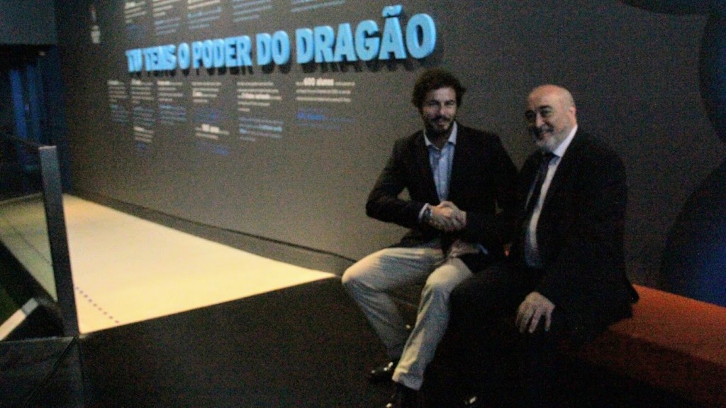 Ricardo Frey Ramos dona la mà a Antonio Morales