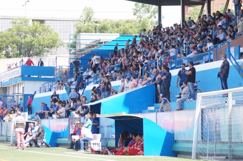 Molt ambient a la grada. Foto: Jornada Previa
