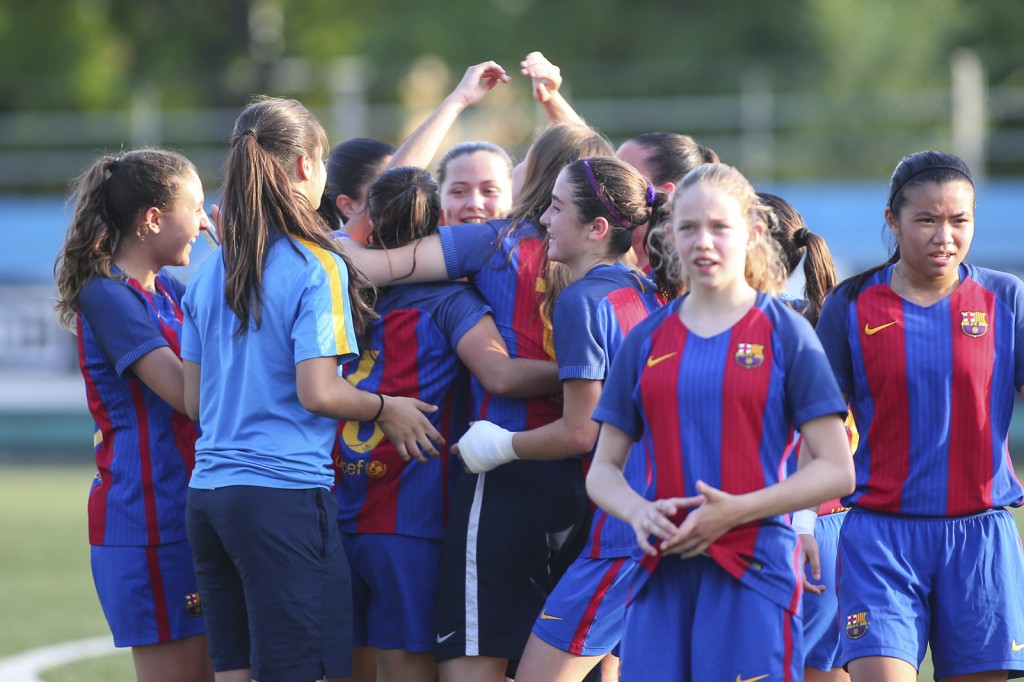 las ganadoras del torneo en una fotografía de la final fcf.cat