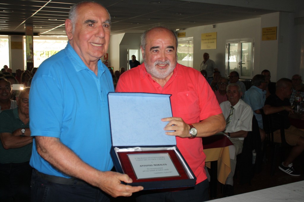 Antonio Morales recull la placa de mans de José Maria Calzón.