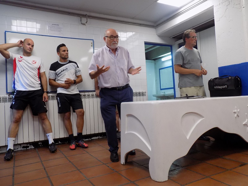 Manolo García en el vestuario hablando a la plantilla que inicia la pretemporada. A su lado J.A.García Escribano, y detrás Luis Maria Hernando y Javier Hernández.
